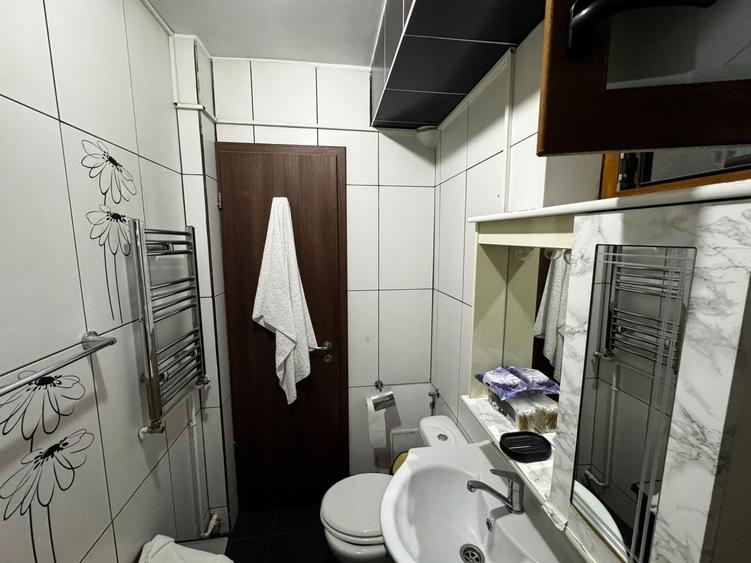 Apartament cu 3 camere semidecomandat, mobilat în Dacia