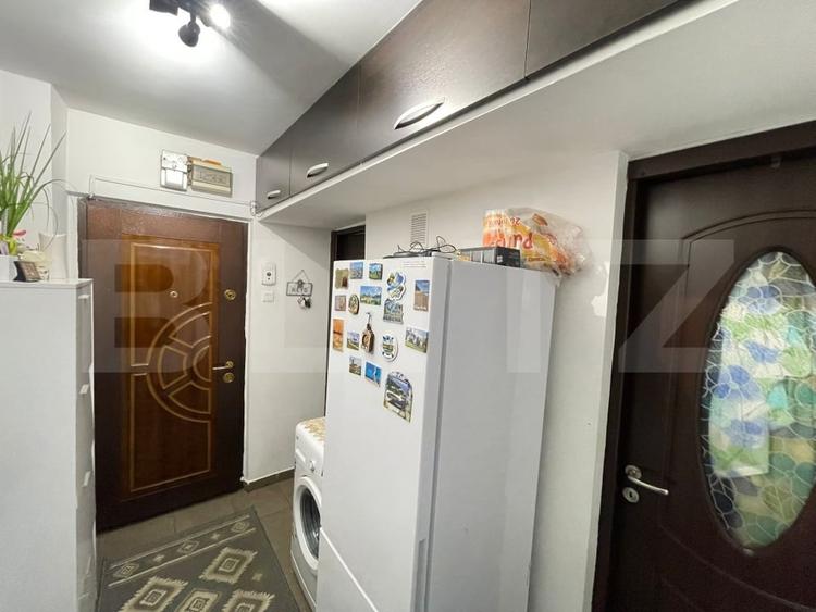 Apartament cu 3 camere semidecomandat, mobilat în Craiovița Nouă