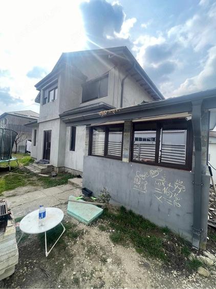 Casă cu 5 camere cu Teren 250 Mp în Central