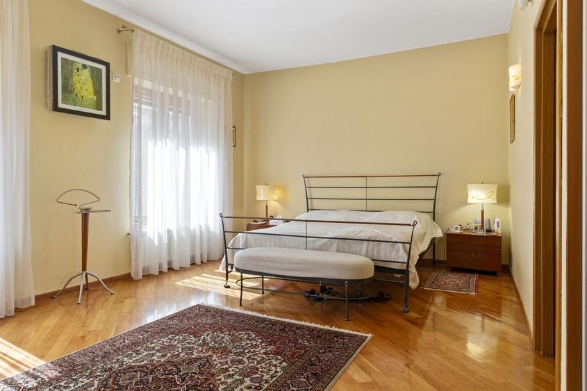 Apartament cu 8 camere semidecomandat, mobilat în Capitale
