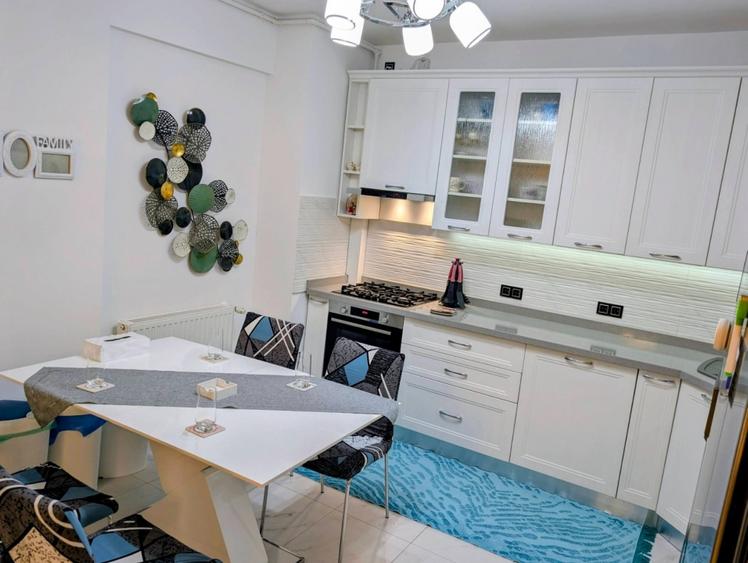 Apartament cu 4 camere decomandat, mobilat în Tractorul