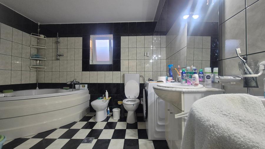 Casă individuală cu 5 camere cu Canalizare în Km 5