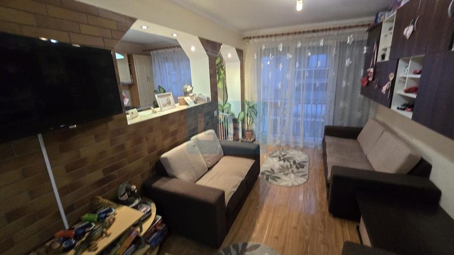 Apartament cu 3 camere semidecomandat în Gherla