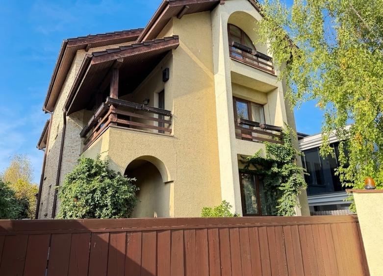 Casă individuală cu 6 camere cu Canalizare în Central