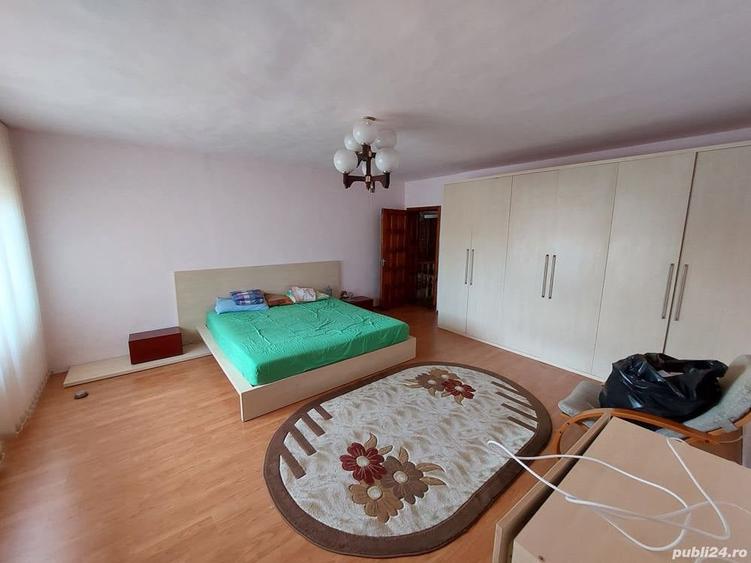 Casă cu 6 camere în Piața Centrală