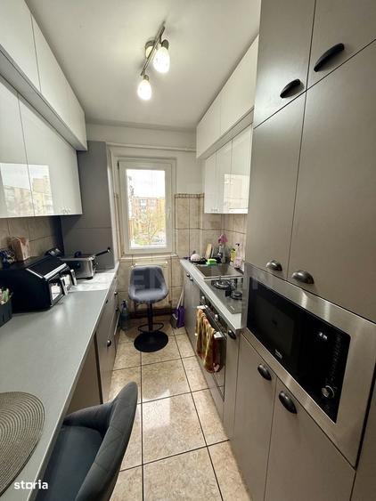 Apartament cu 3 camere semidecomandat în Craiovița Nouă