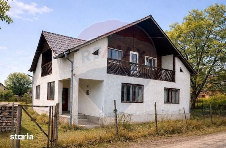 Casă cu 3 camere cu Teren 1723 Mp în Central