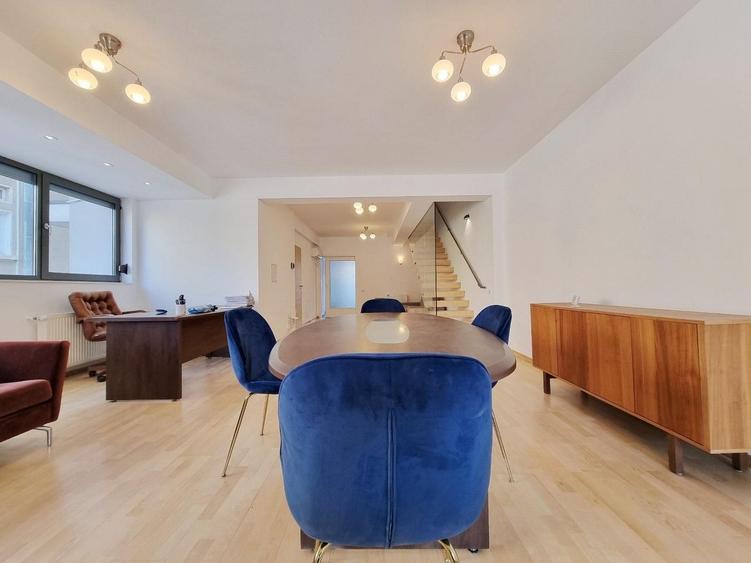 Apartament cu 4 camere semidecomandat în Capitale