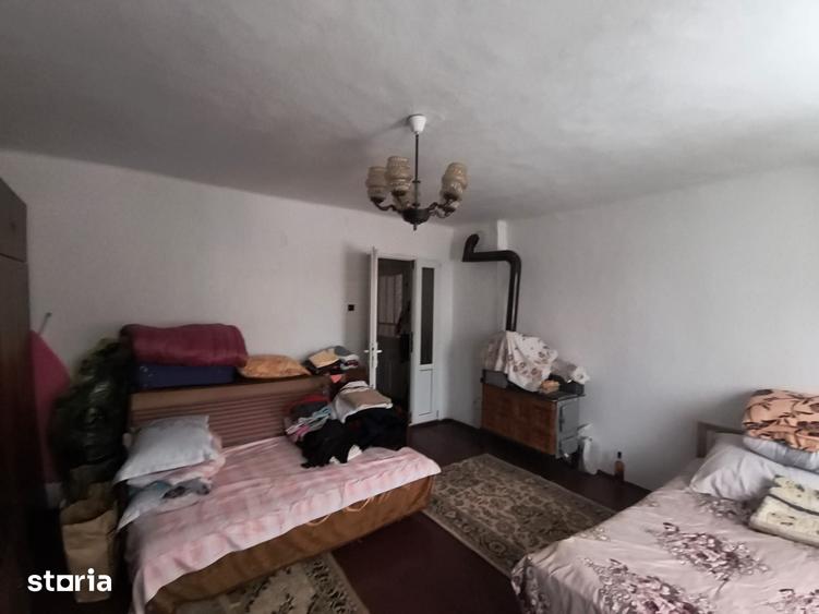 Casă cu 4 camere cu Teren 1500 Mp în Adâncata