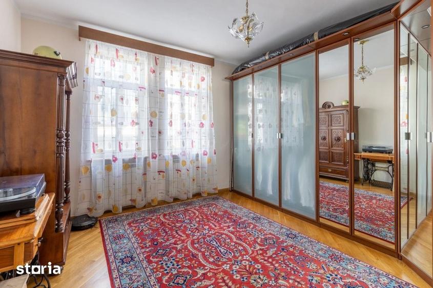 Casă cu 7 camere cu Teren 298 Mp în Aviatorilor