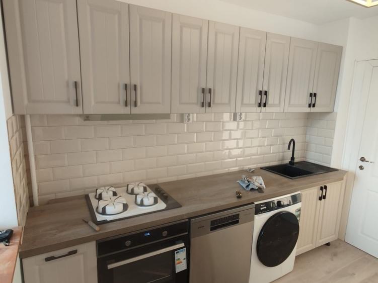 Apartament cu 3 camere decomandat în Titan