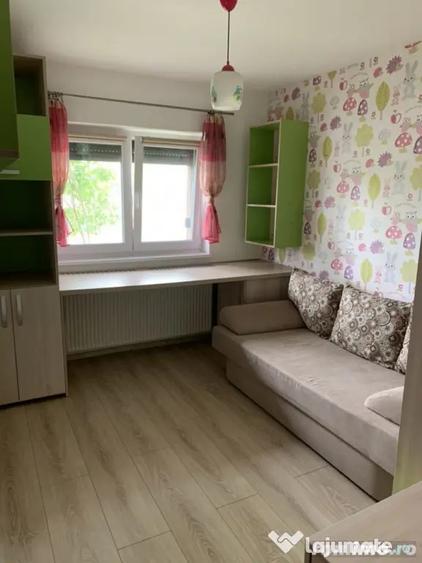 Apartament cu 3 camere decomandat în Girocului