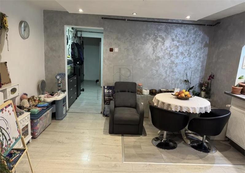 Apartament cu 2 camere semidecomandat, mobilat în Dâmbovița