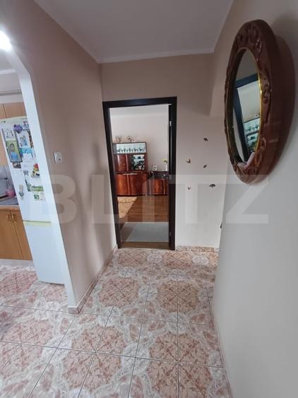 Apartament cu 3 camere semidecomandat, mobilat în Central