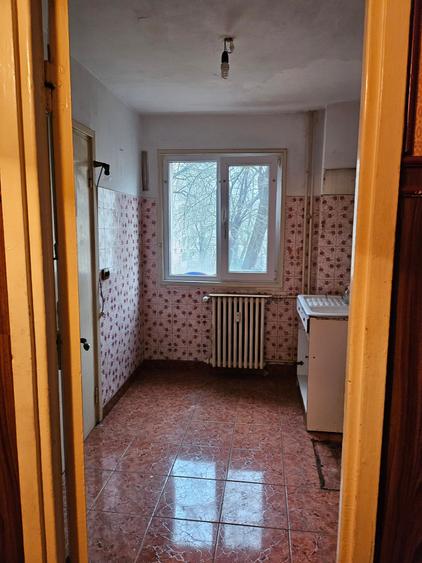 Apartament cu 3 camere semidecomandat în Titan
