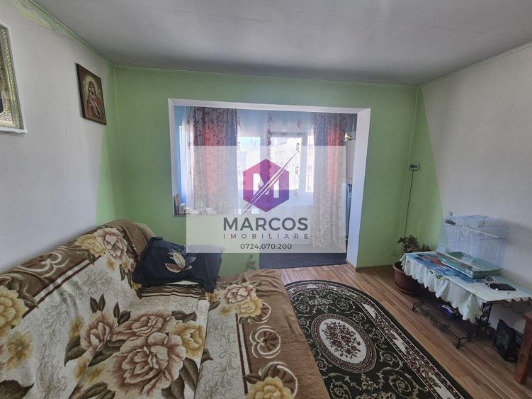 Apartament cu 3 camere semidecomandat, mobilat în Micro III