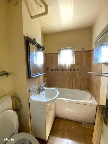 Apartament cu 3 camere semidecomandat în Craiovița Nouă