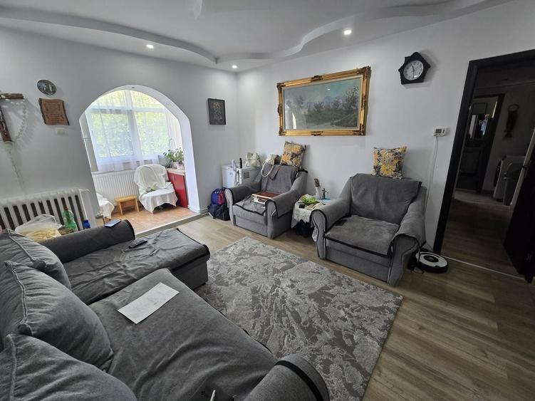Apartament cu 3 camere semidecomandat, mobilat în Dacia