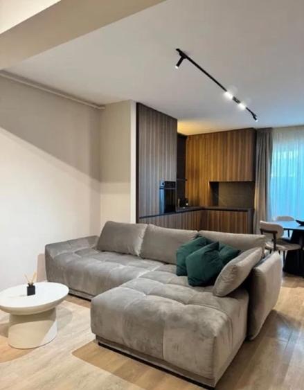 Apartament cu 2 camere decomandat, mobilat în Central