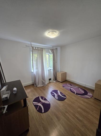 Apartament cu 3 camere decomandat în Rovine