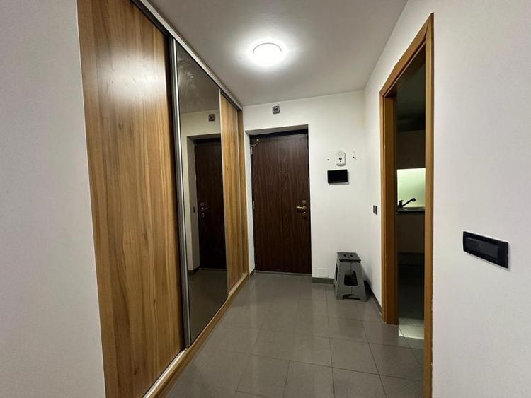 Apartament cu 3 camere semidecomandat, mobilat în Vitan