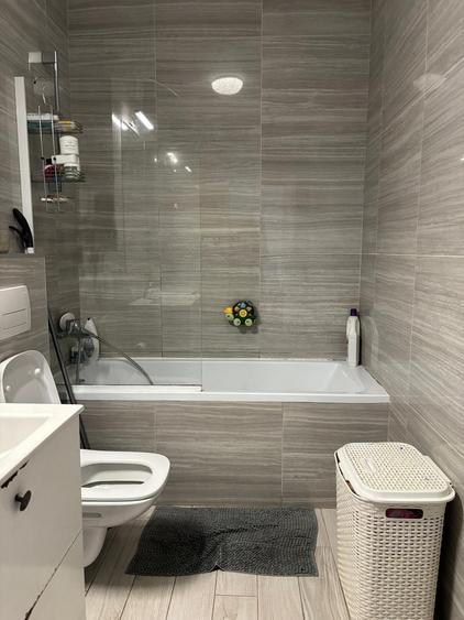 Apartament cu 3 camere semidecomandat, mobilat în Chinteni