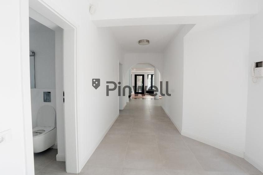 Casă individuală cu 7 camere cu Canalizare în Central