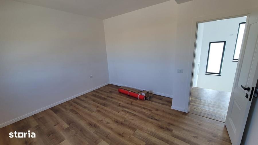 Casă cu 4 camere cu Teren 400 Mp în Domnești