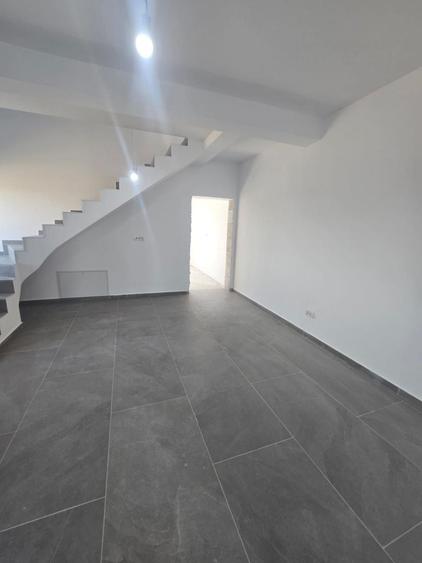 Duplex cu 4 camere cu Canalizare în Plopi