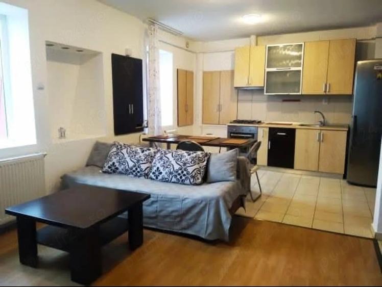 Apartament cu 3 camere decomandat în Metalurgie