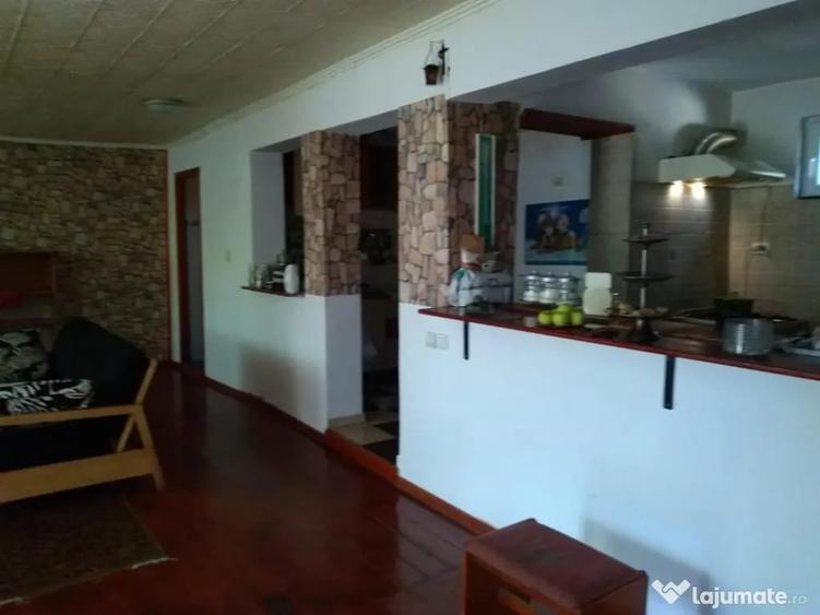 Casă cu 4 camere cu Teren 1000 Mp în Vărăști