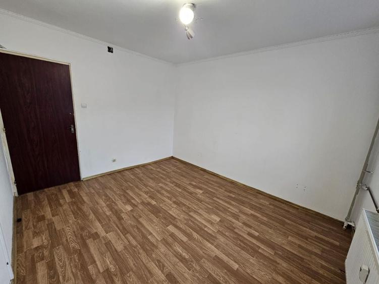 Apartament cu 3 camere semidecomandat în Rahova