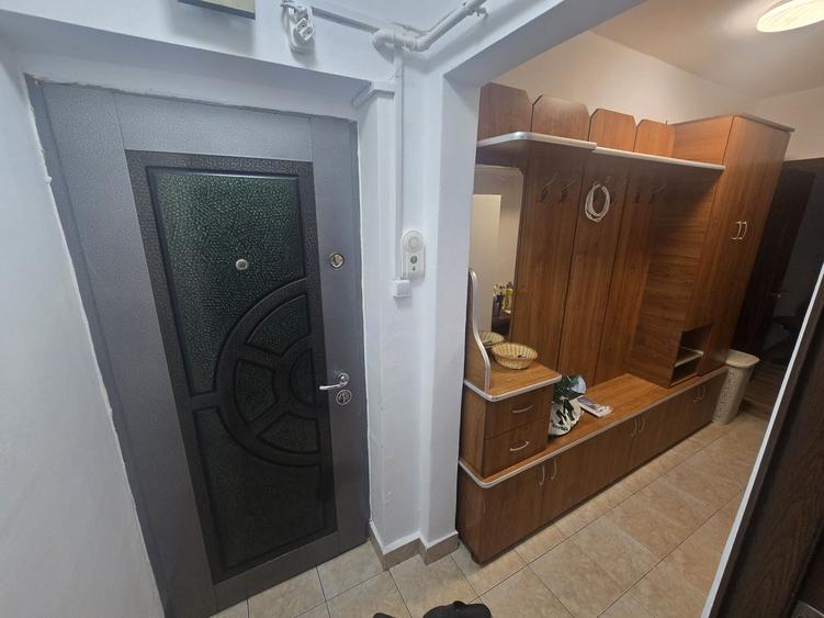 Apartament cu 3 camere semidecomandat în Dara