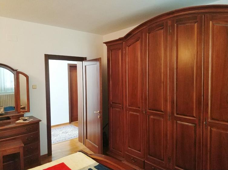 Casă cu 7 camere cu Canalizare în Central
