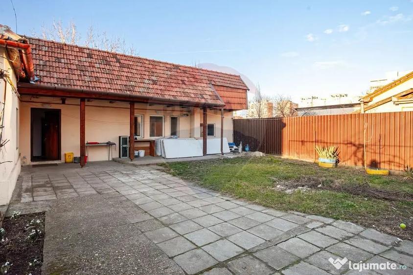 Casă cu 6 camere cu Teren 450 Mp în Central