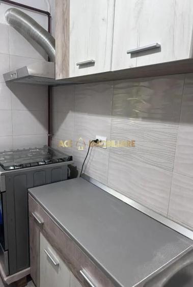 Apartament cu 4 camere decomandat, mobilat în Titan