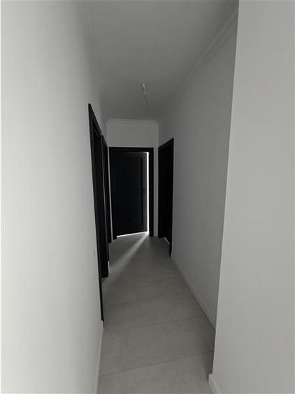 Apartament cu 4 camere semidecomandat în Florești