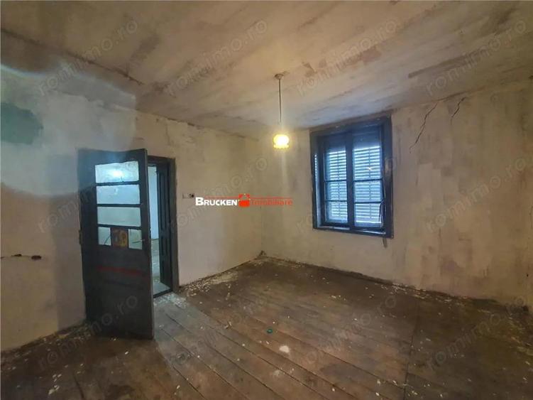 Casă cu Teren 9504 Mp în Poclușa de Barcău