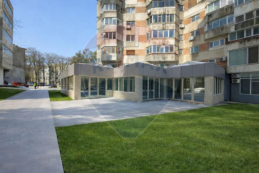 Spațiu comercial, de 428.08999633789 mp, în Central