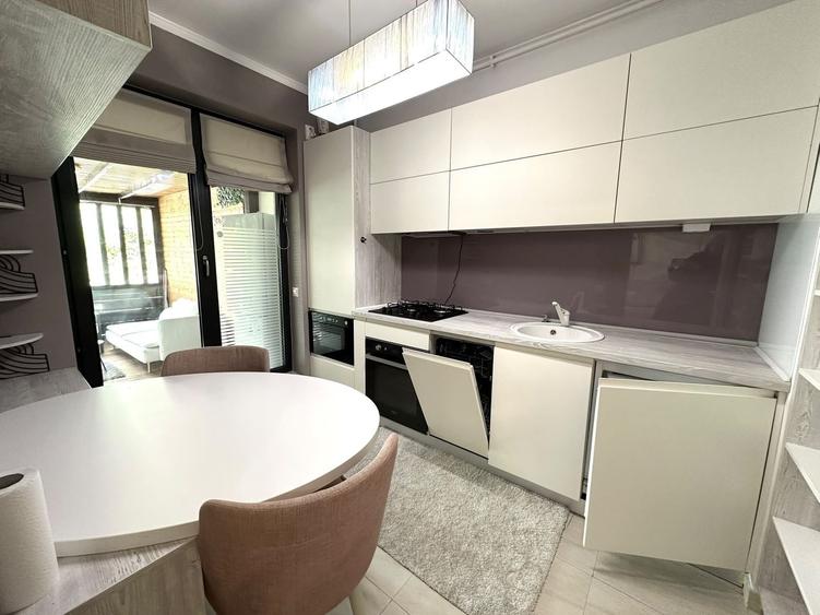 Apartament cu 3 camere decomandat, mobilat în Băneasa