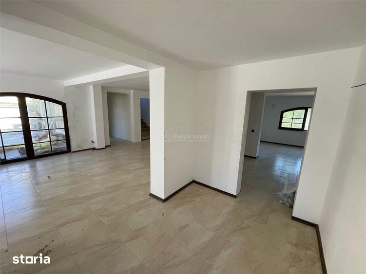 Casă cu 9 camere cu Teren 280 Mp în Corbeanca
