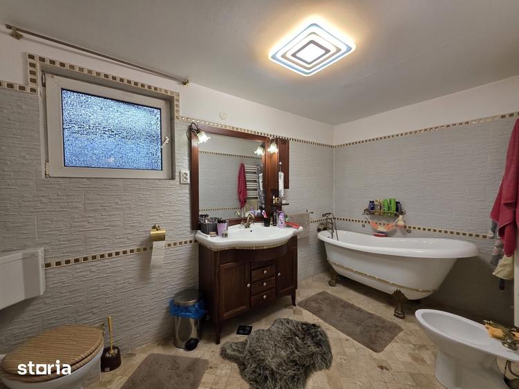 Casă cu 4 camere cu Teren 700 Mp în Central