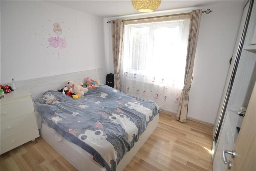 Apartament cu 3 camere decomandat în Tractorul