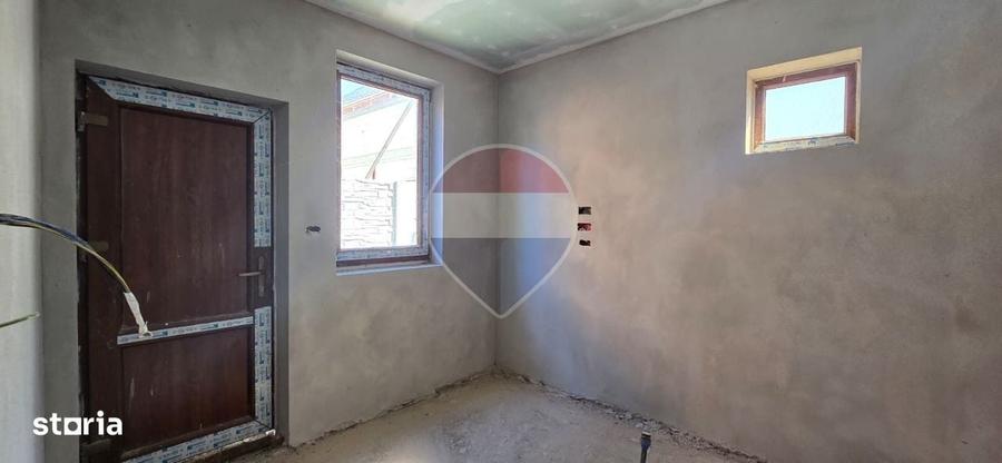Casă cu 4 camere cu Teren 301 Mp în Intim
