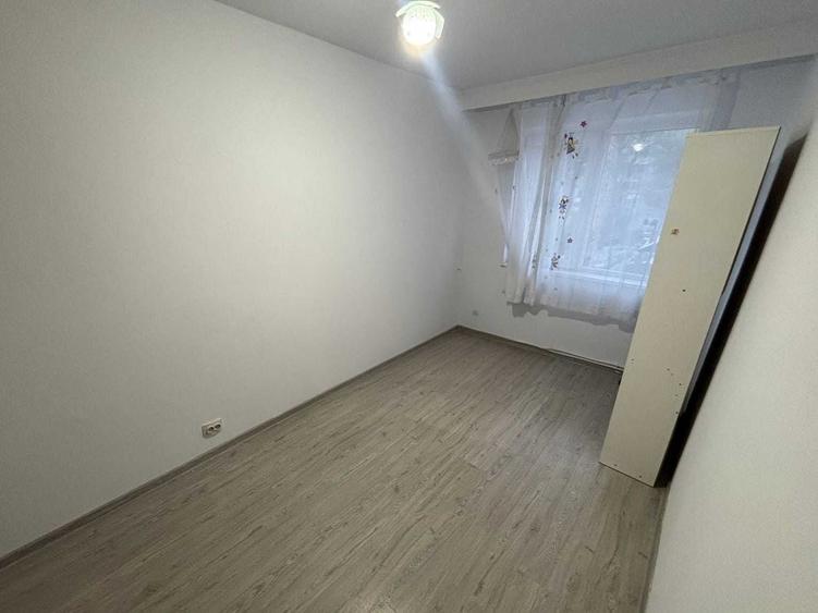 Apartament cu 3 camere semidecomandat în Exterior Vest