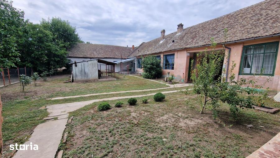 Casă cu 8 camere cu Teren 3651 Mp în Giulvăz