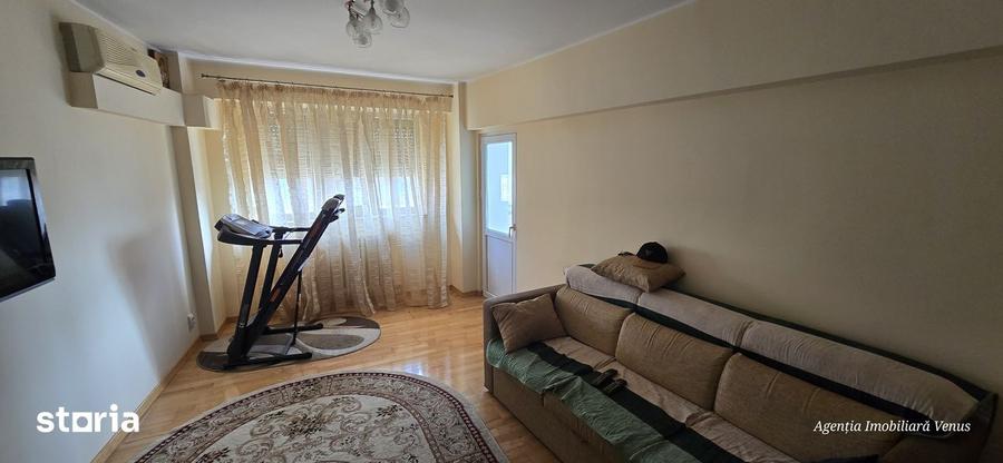 Apartament cu 4 camere decomandat în Central