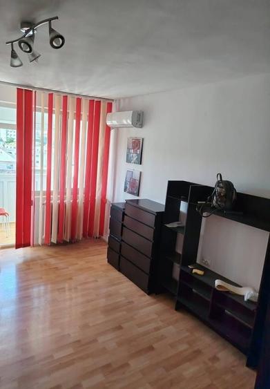 Garsonieră decomandată în Păcii