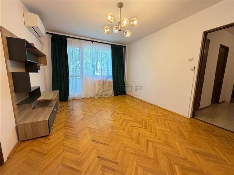 Apartament cu 3 camere semidecomandat în Podu Roș