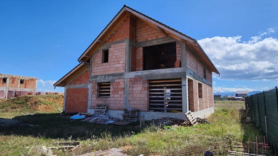 Casă individuală cu 5 camere cu Canalizare în Sânpetru